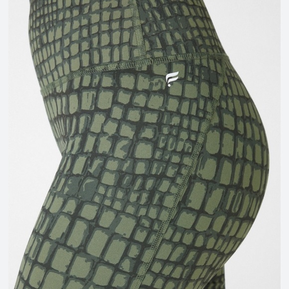 Fabletics - Define PowerHold® High-Waisted 9'' Short- Safari Crocodile - 4x - Picture 3 of 3